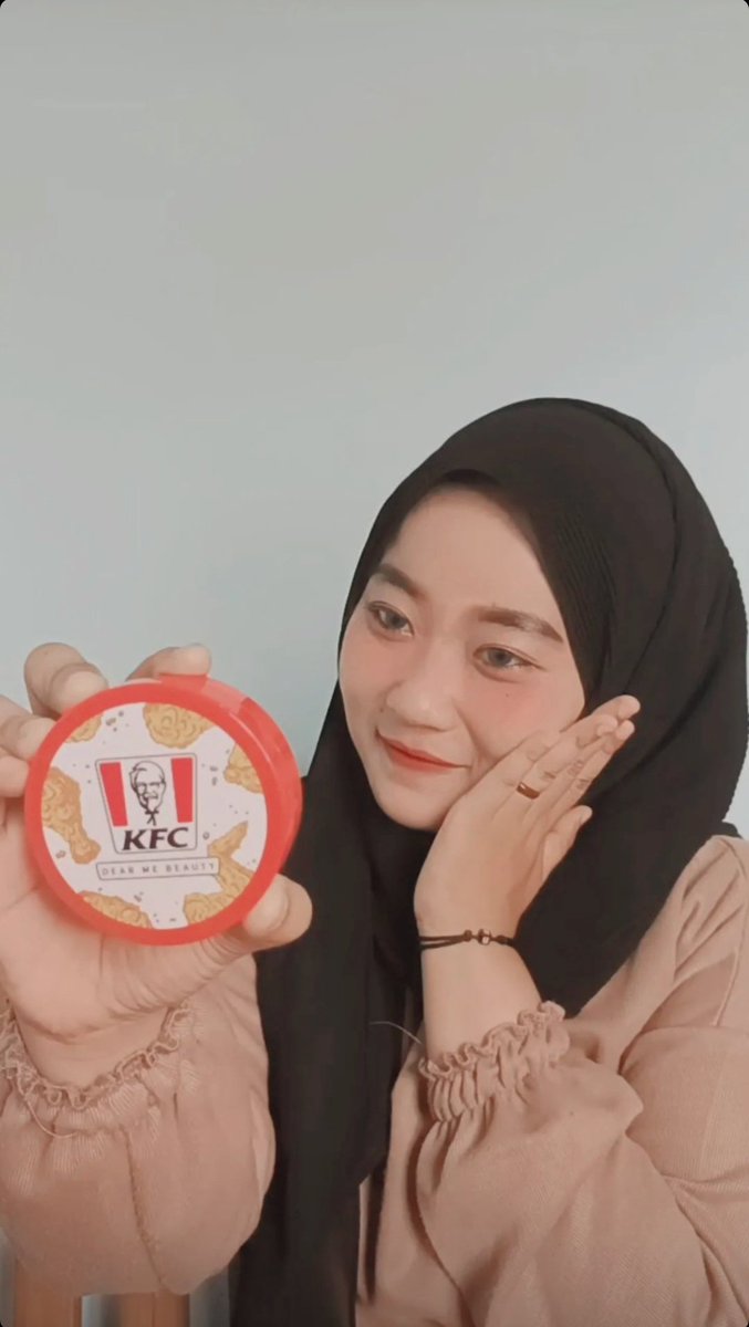 beerl_'s tweet photo. Sebagus itu, karna Matte finish namun tetep natural dan gabikin pori-pori aku tersumbat guys, oiya aku pake shades N01 yang Nude Ivory hasilnya bisa kalian liat sendiri difoto aku swatches ditangan sama dimuka, bagus bgt hasilnyaa😍 #dearmesquad https://t.co/PIqferj9U1