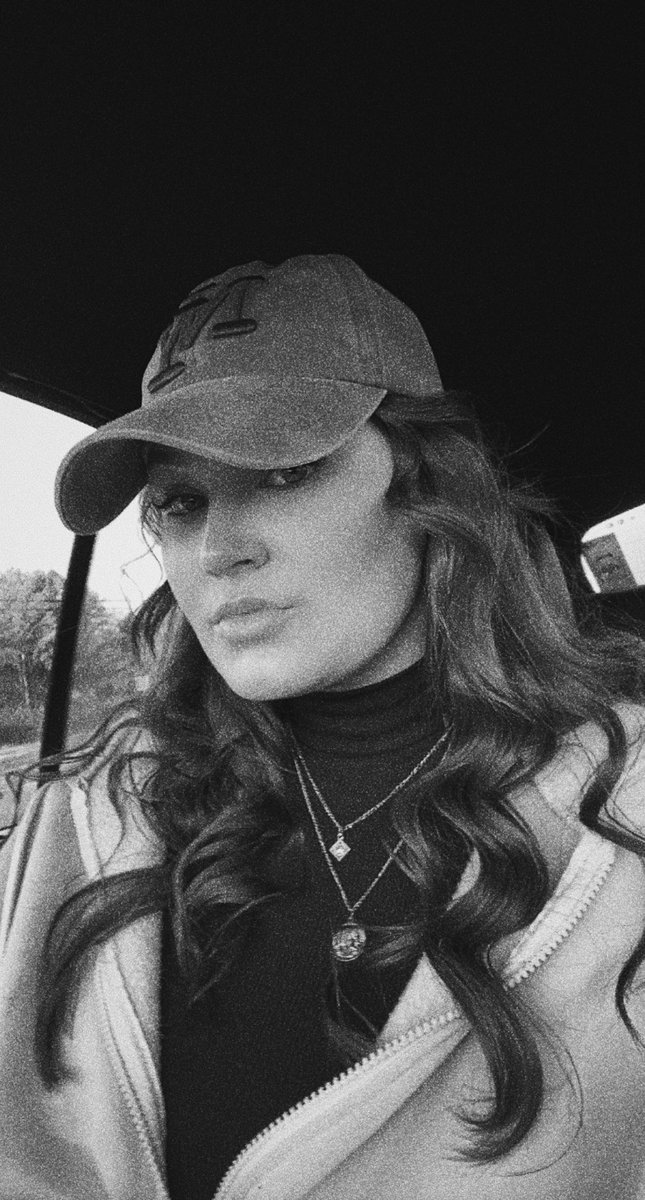 abs_clabough's tweet photo. big hat girl pt. 2 https://t.co/0wKvF0sfes