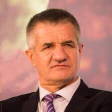 redaaytmayt's tweet photo. Bon vu qu’on va être en guerre changement de plan faut voter Jean Lasalle #worldwar3 https://t.co/0JvQI7wsRA