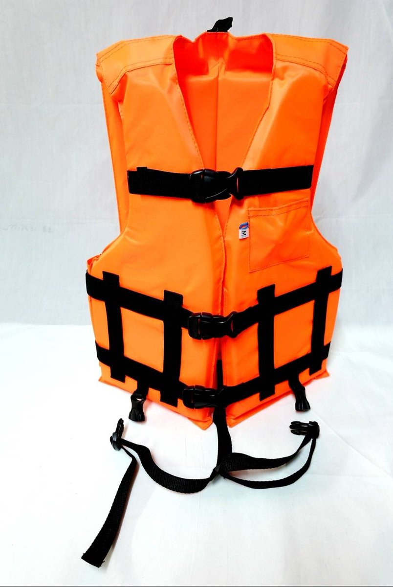 ที่ใช้อยู่ในไทยไม่ควรเรียกว่าเสื้อชูชีพค่ะ เรียกว่าเสื้อพยุงตัว (ขวา)จะรอดต้องว่ายน้ำเป็น พอกระแสน้ำมามันจะพลิกให้หน้าจมลงตายมาเยอะ  ถ้าไม่รัดเชือกที่ขาก็ไม่อยู่ หลุด เสื้อชูชีพ(ซ้าย) มีส่วนประคองคอให้หน้าหงายขึ้น ราคาแพงไม่น่ามีเรือซื้อให้ใช้นอกจากซื้อส่วนตัว #แตงโม #แตงโมนิดา