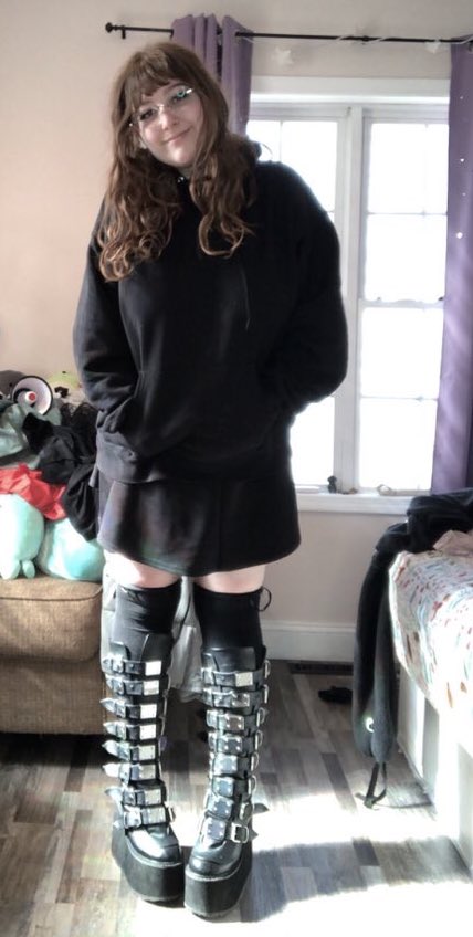 GODDESSFAERlE's tweet photo. about me🖤
-5’2” 
-goth legend 
-a switch
-obsessed with taking feet pics 
-loves cosplay
-mainly a softdomme 
-currently in dental school
-is super cute and always accepting tributes!
findom femdom findomme finsub hypnodomme hypnosub cashcow paypig humanatm whalesub weedsub https://t.co/zI7rywbl49