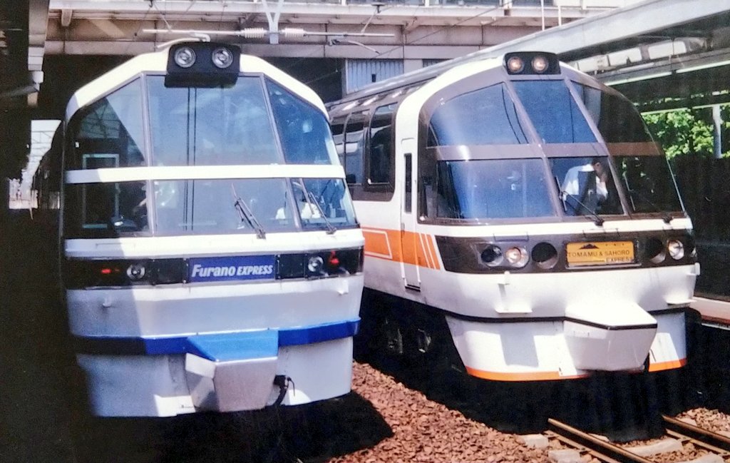 トマムサホロエクスプレス 千歳空港でキハ80魔改造同士並んだフラノ