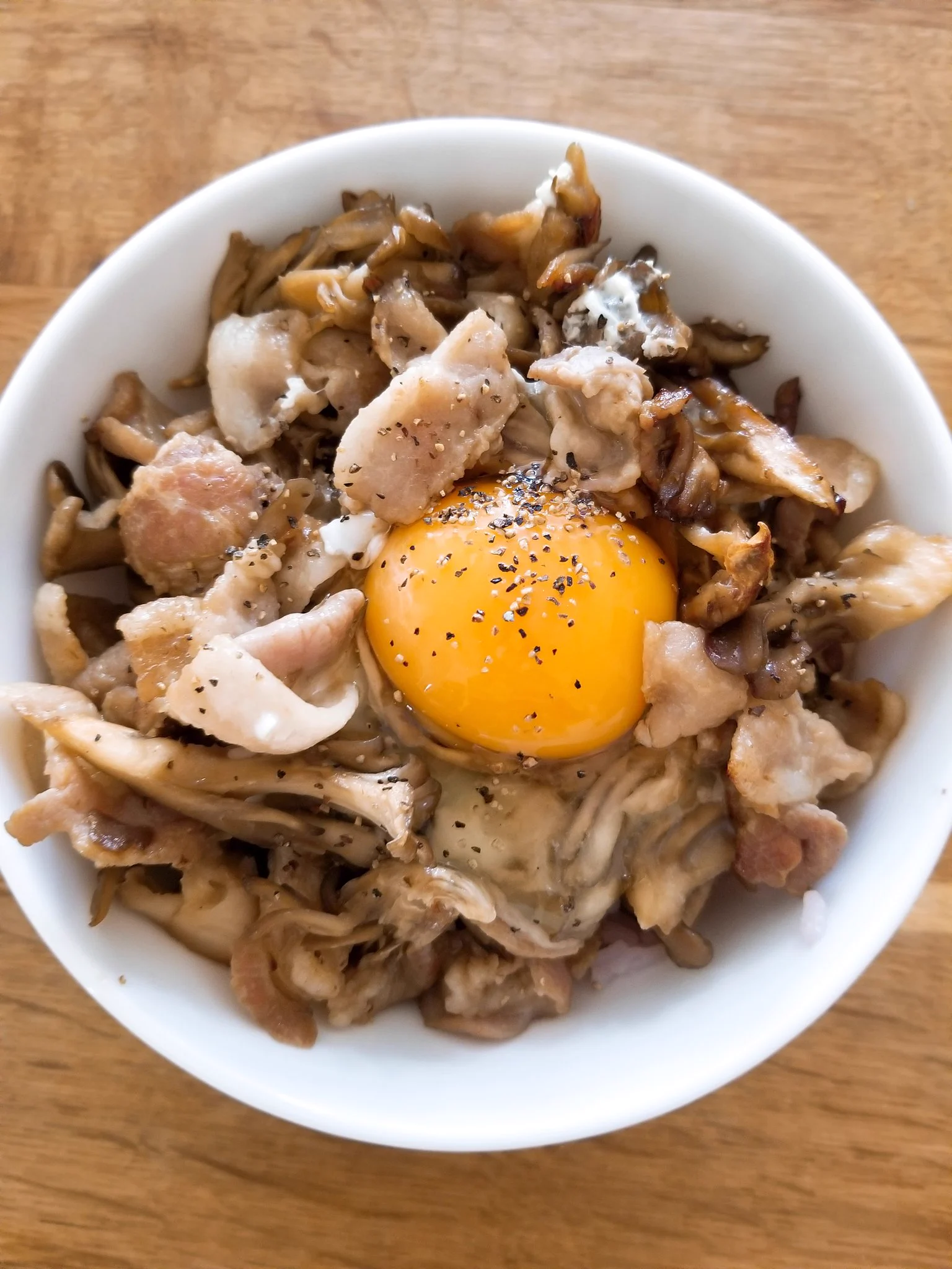 🍙ごはんメモ🍙
豚バラ舞茸丼作った😄
めっちゃ美味しくてごはんいっぱい食べてしまった🤣簡単だし、舞茸の食感が最高☺️
白身が勿体なかったので、炒めたのを集めてその上に卵落としました🥚  