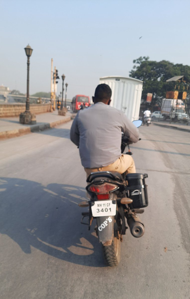 हे पोलीस कर्मचारी विना हेल्मेट चालले होते.
MH11CF3401
लोकेशन - maps.app.goo.gl/wui6awLvKPvep7…
<a href="/PuneCityTraffic/">पुणे शहर वाहतूक पोलीस</a> कृपया चलन करावे.
