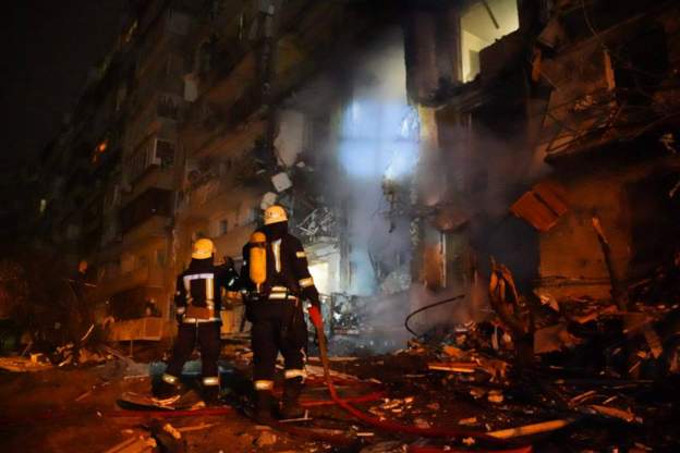 bbcmundo's tweet photo. En el segundo día de la invasión de Rusia a Ucrania estos son los hechos más recientes: 
- Se han oído fuertes explosiones en el centro de Kiev en la madrugada del viernes. https://t.co/VgZdnEYZsk https://t.co/RCyzlozIko