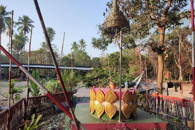 MizzimaNews's tweet photo. Myanmar #junta troops steal #Buddhas and #jade statues from the #DKBA’s Bo Saw Salone camp | Mizzima #Myanmar News and Insight https://t.co/WTFtcWnwYl https://t.co/mlU8wCurU4