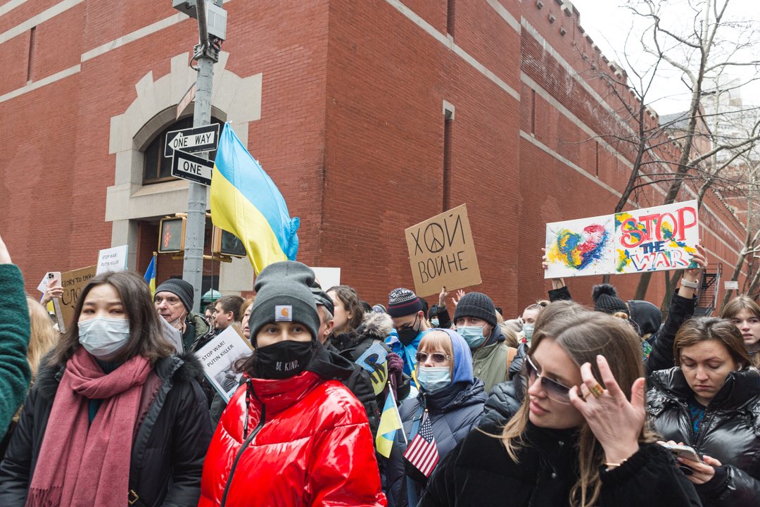 thinkfeelshine's tweet photo. Anti-war protest in New York City 🇺🇦 ☮️ 

#newyork #nyc #newyorkcity #ukraine #stopthewar #war #givepeaceachance #freeukraine #street #streetphotography #nycposting #nycstreets #thinkfeelshine #nejcketis https://t.co/FsenJIHuNc