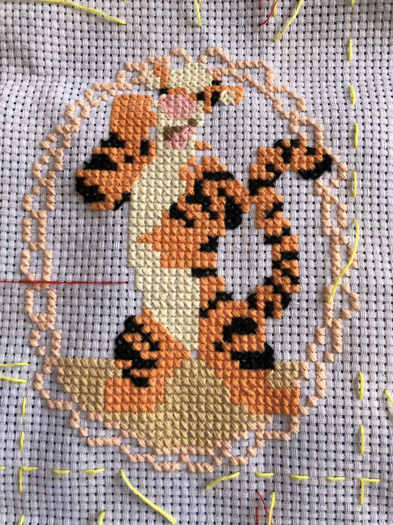 Ayumickey ディズニークロスステッチ2回目のティガー バックステッチは黒の刺繍糸が少なくなってきているので後でやる事にして次に進もう ディズニークロスステッチ アシェット クロスステッチ ティガー 最近頑張ってる趣味 T Co Ck8wuaretj