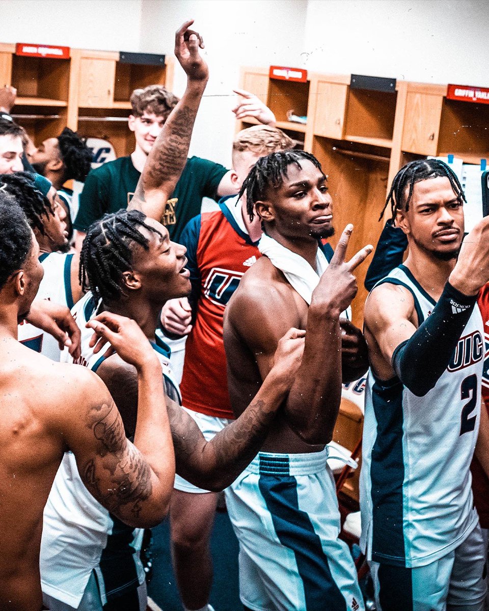UIC_MBB's tweet photo. #FlamesWin π₯ https://t.co/ThjBuPw7U8