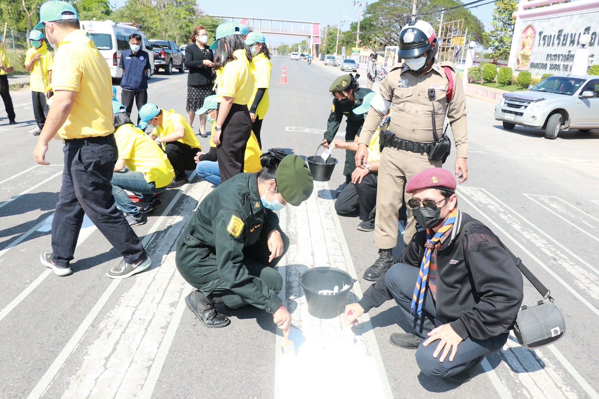 rrtc21's tweet photo. เมื่อวันที่ 24ก.พ.2565 
รร.เมืองคงได้จัด นศท.จิตอาสาพระราชทาน จำนวน 11 นาย ร่วมกิจกรรม ตีเส้นถนน ทางม้าลาย และปรับปรุงเครื่องหมายจราจรให้ชัดเจนกว่าเดิม ณ บริเวณถนนหน้าโรงเรียนเมืองคง โดยมี นาย นิพัฒน์ ขอดทอง นายอำเภอคง เป็นประธานในการจัดกิจกรรม https://t.co/LMGO1hDAS1