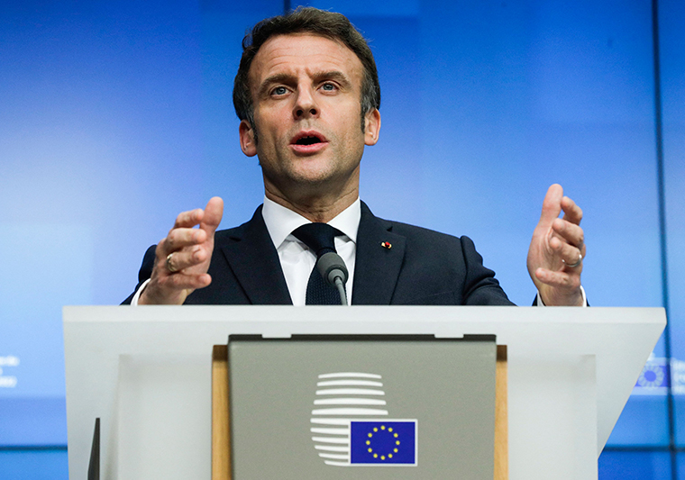 CNNEE's tweet photo. El presidente francés, Emmanuel Macron, se posiciona a sí mismo como mediador entre Rusia y Ucrania para un posible acuerdo de alto el fuego.
https://t.co/tF1Vglj1B2 https://t.co/cedMB0Epek