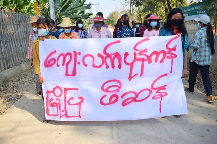 kayaprilnyein1's tweet photo. Pro Democracy Locals in the eastern Yinmarpin and northern Sarlingyi continued to lead 352nd day of Collective Villages Strike, amid the Junta's tightly security.

#WarCrimesOfJunta
#2022Feb25Coup
#WhatsHappeningInMyanmar https://t.co/11NO4SvLSl