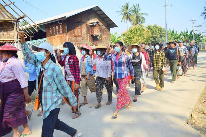 kayaprilnyein1's tweet photo. Pro Democracy Locals in the eastern Yinmarpin and northern Sarlingyi continued to lead 352nd day of Collective Villages Strike, amid the Junta's tightly security.

#WarCrimesOfJunta
#2022Feb25Coup
#WhatsHappeningInMyanmar https://t.co/11NO4SvLSl