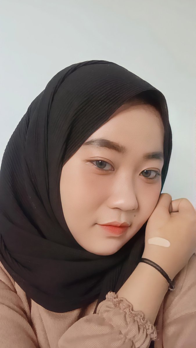 beerl_'s tweet photo. Sebagus itu, karna Matte finish namun tetep natural dan gabikin pori-pori aku tersumbat guys, oiya aku pake shades N01 yang Nude Ivory hasilnya bisa kalian liat sendiri difoto aku swatches ditangan sama dimuka, bagus bgt hasilnyaa😍 #dearmesquad https://t.co/z2AoxxPsVZ