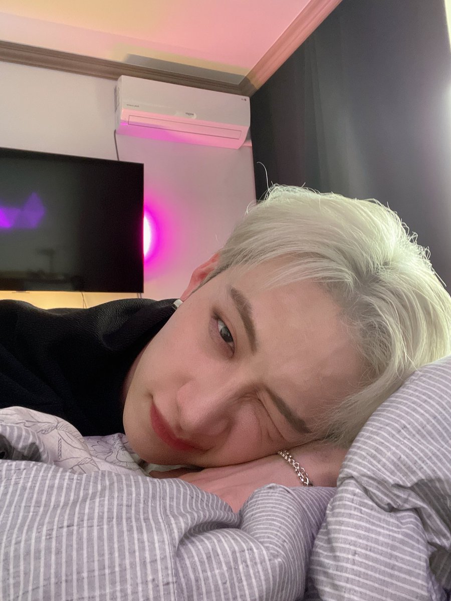 cb97boba's tweet photo. [💌💭] 220225

: (Picture) 
: What u doin

(sent 1:47 KST) https://t.co/hTCDCJJCoP