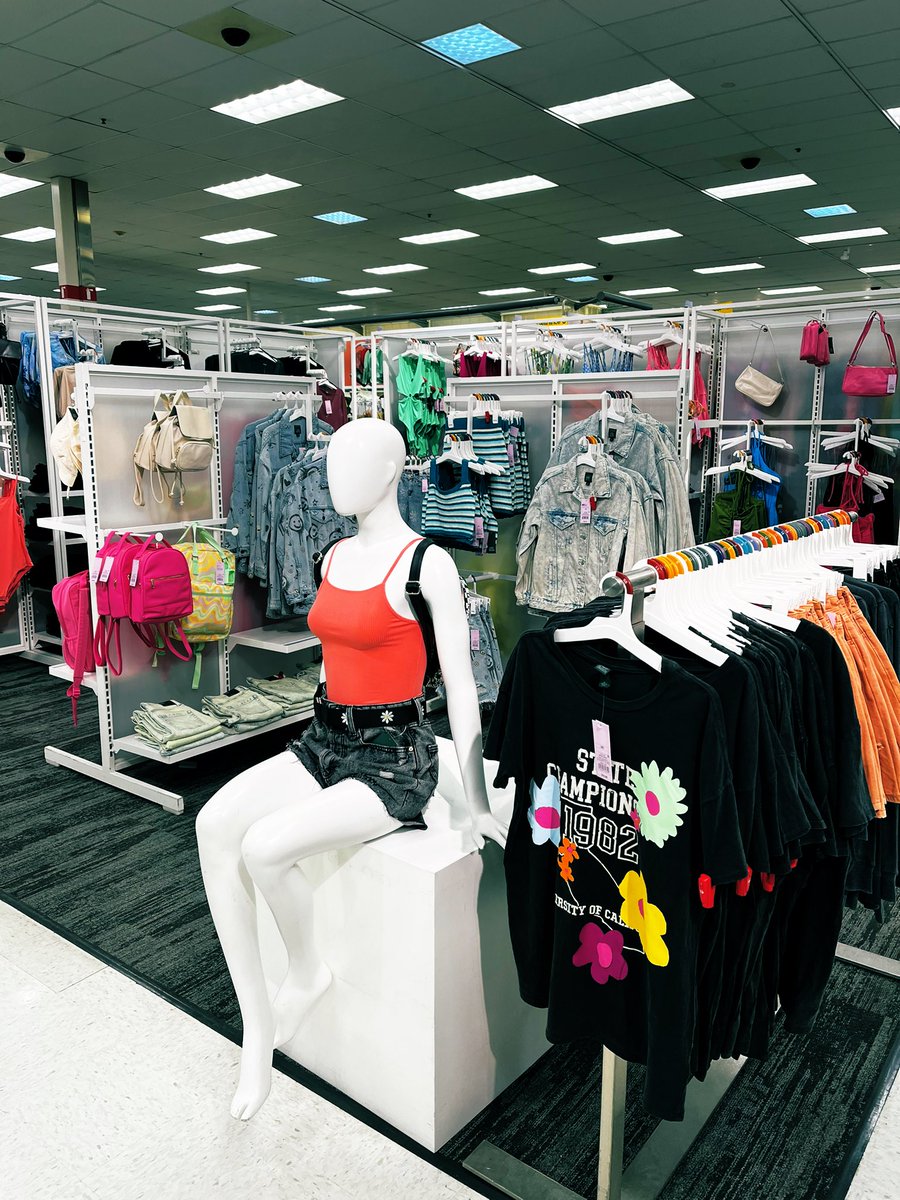 Who can guess this theme?! I had the amazing opportunity to work with DBO Alexis over in Wild Fable!! Alexis knows her business and knows what’s trending!! She did an amazing job setting up this corner to grab our guests attention and give it a fresh look!! Fabulous Job! #TheHill