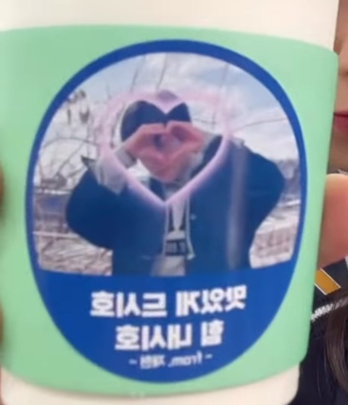 NCTDAOYlNG's tweet photo. Supportive Jaehyun who sent support for both Doyoung’s musical and drama filming 🥺💚 https://t.co/LxfyuKSp4E