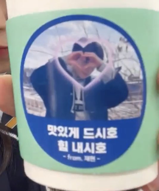 do0_lluvia's tweet photo. 재현이 도영이 다른 무드 사진 두개 셀렉한 거 귀엽다ㅋㅋㅋ https://t.co/4Ov6qCilPi