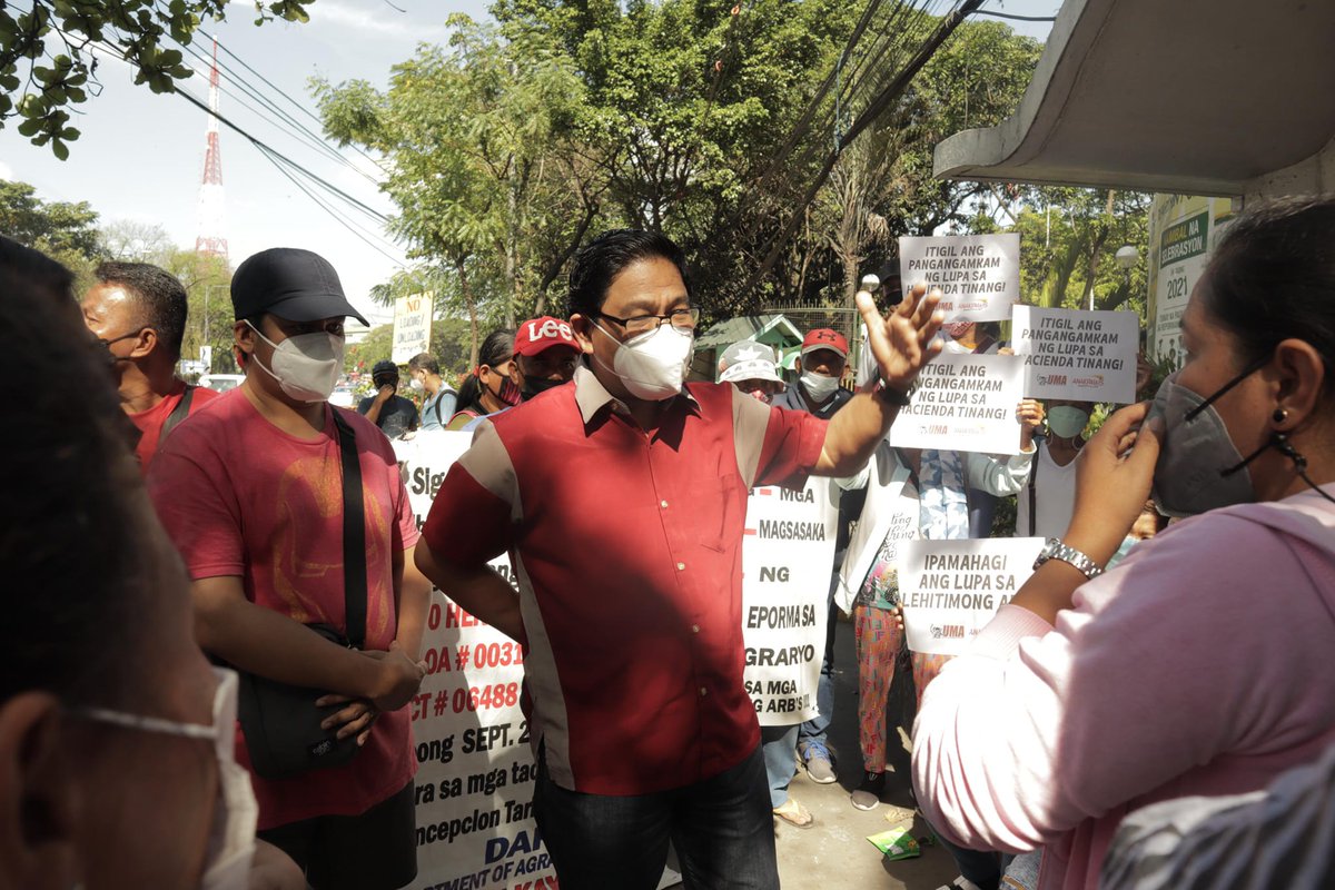 altermidya's tweet photo. ICYMI: Farmers of Brgy. Tinang, Concepcion, Tarlac picketed in front of the Department of Agrarian Reform in Quezon City. The group decried the aggressive land-grabbing at Hacienda Tinang.

📸 @UmaniMultimedia https://t.co/oyFtVhKnoX