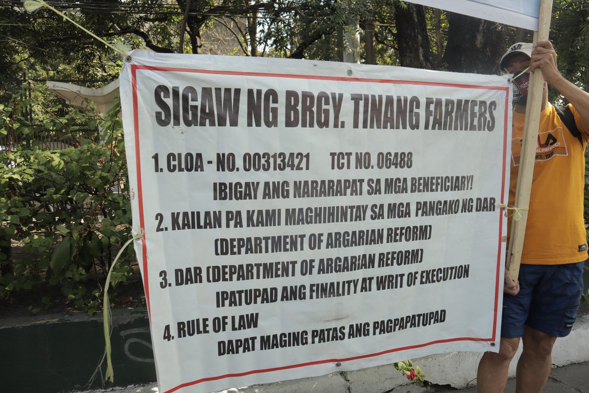 altermidya's tweet photo. ICYMI: Farmers of Brgy. Tinang, Concepcion, Tarlac picketed in front of the Department of Agrarian Reform in Quezon City. The group decried the aggressive land-grabbing at Hacienda Tinang.

📸 @UmaniMultimedia https://t.co/oyFtVhKnoX