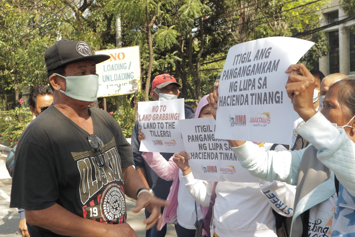 altermidya's tweet photo. ICYMI: Farmers of Brgy. Tinang, Concepcion, Tarlac picketed in front of the Department of Agrarian Reform in Quezon City. The group decried the aggressive land-grabbing at Hacienda Tinang.

📸 @UmaniMultimedia https://t.co/oyFtVhKnoX