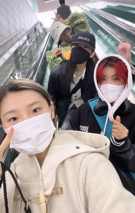 tarafanatic's tweet photo. Aiki, Noze, Leejung and Gabee went together to see their subway ad 🥺🤍

A date with her girlfriends HAHAHA omg miss them together https://t.co/2yiGNkDCex