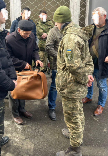 henrycontra's tweet photo. "En Ucrania, Hombre de 80 años queriendo enlistarse al ejército llevando consigo una maleta con 2 playeras, unos pantalones extra, un cepillo de dientes y un par de Sandwiches" ���Lo hago por mis nietos —Comentó el hombre. https://t.co/OvveV2qP0M https://t.co/hysaPxyI3q
