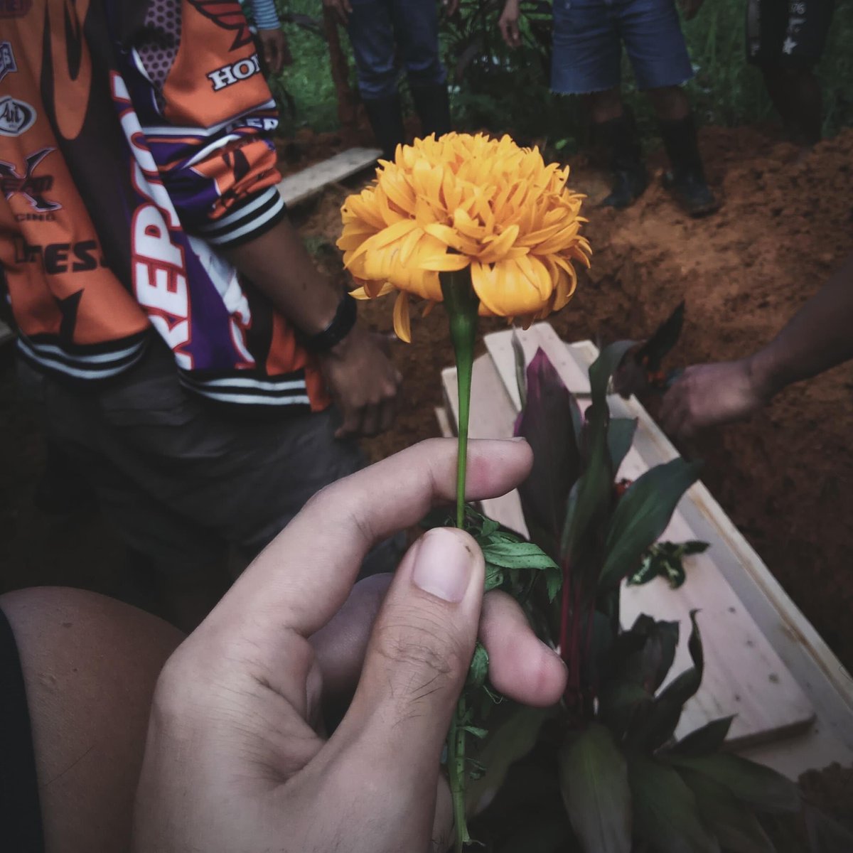 maykamaykaba's tweet photo. Ang sabi mo, "Hindi nililibing ang mga namamatay na Lumad. "Tinatanim" sila. 

Kaya pag namatay ako, ayaw ko ilibing. Gusto ko itanim." https://t.co/FnuTqDVWvM