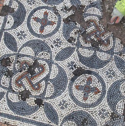 romanmosaics's tweet photo. One thing that struck me straight away with this is the quality of the cutting. Notice how the tesserae keep pretty much well within the size range. From the new excavation in London. 📷MOLA/Andy Chopping https://t.co/ql8CnL0czw