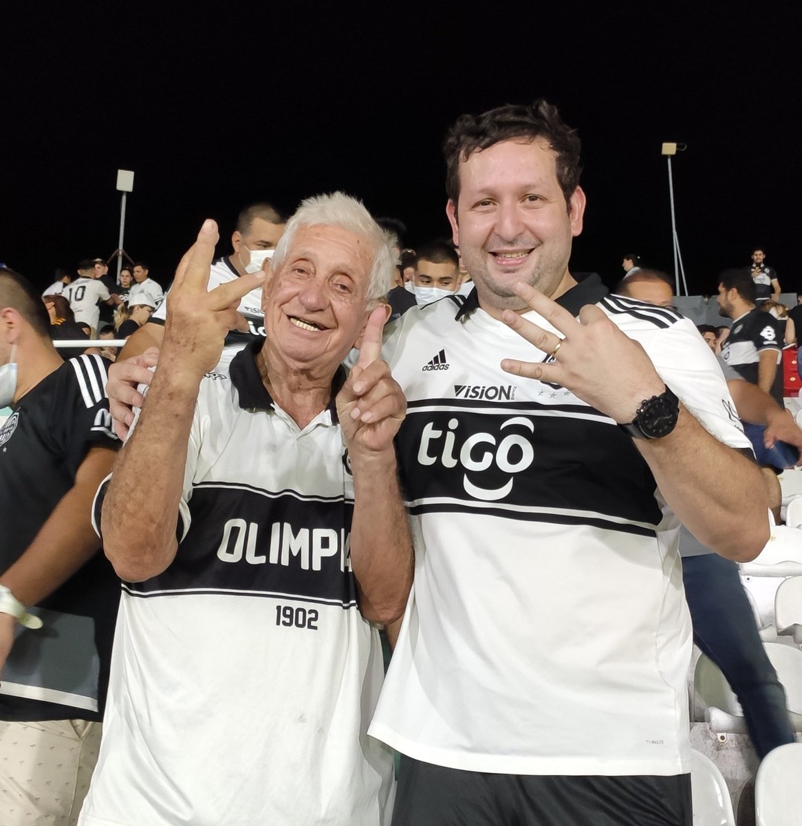 roostanpy's tweet photo. En el ojo tu pronóstico viejito 🤩 83 pirulos y demasiadas copas vividas 🏆🏆🏆⭐ #Olimpia https://t.co/VCS6cWYvna