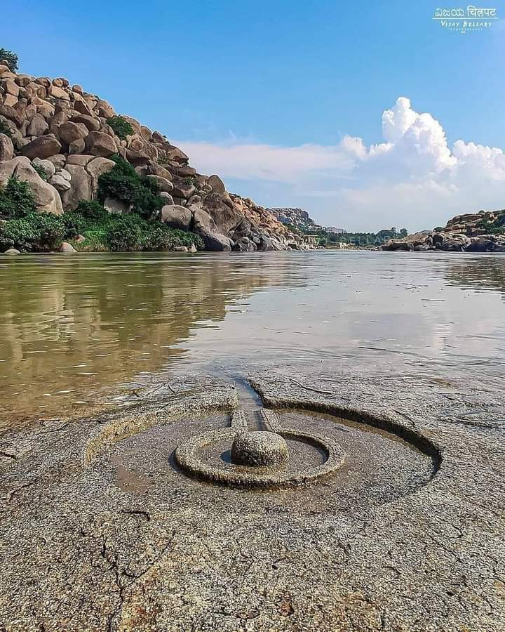 _Sanatani007's tweet photo. The exquisitely carved Shivalinga on the natural rock face at Tungabhadra River, Hampi.  Karnataka 

Har Har Mahadev 🔱🙏🏻🌹
https://t.co/Gt94cgUqDZ https://t.co/AnM4fchaYK