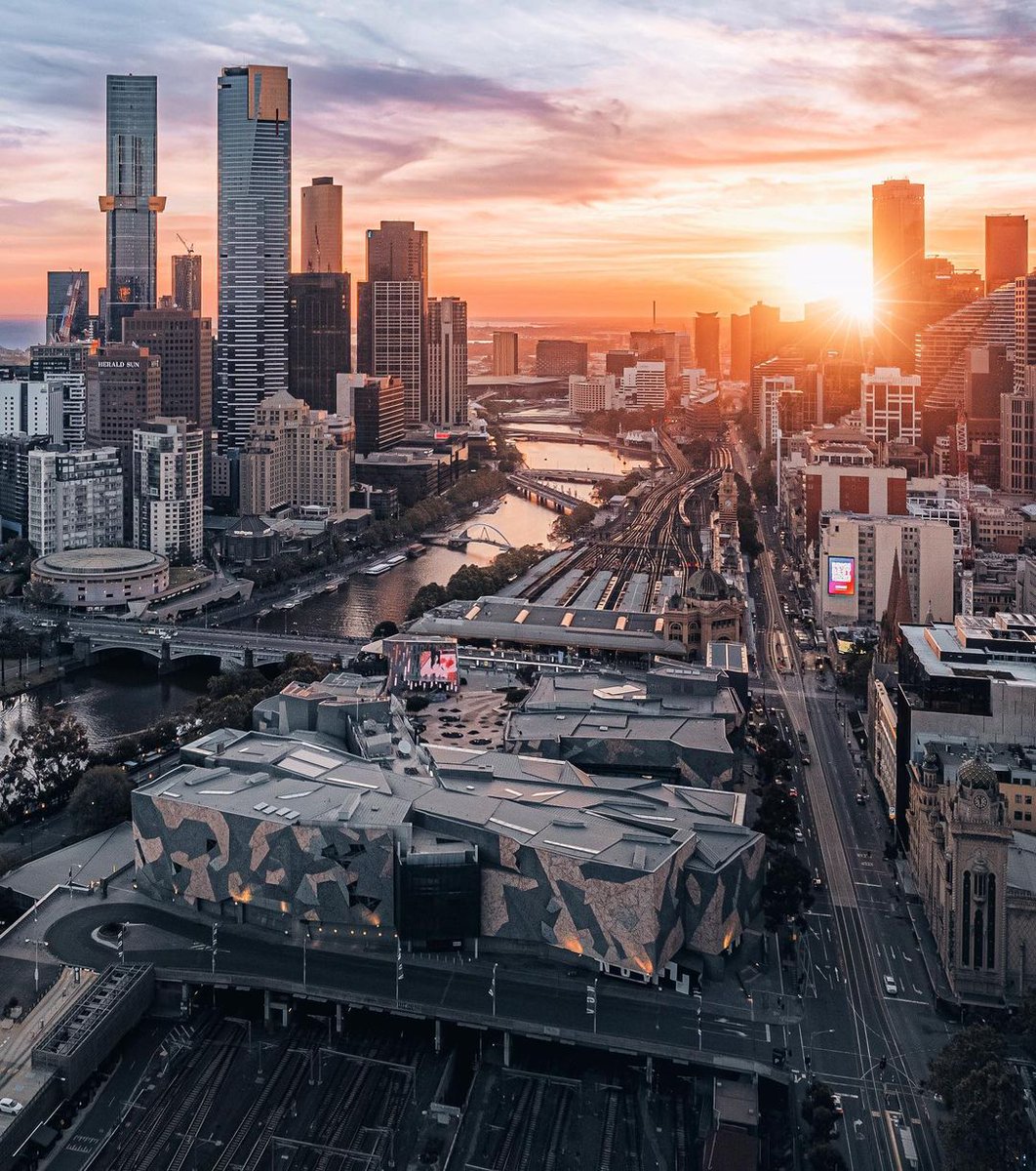 Melbourne's tweet photo. A summer sunset captured over a still city skyline. 

📸 vis IG/a.j.wilko https://t.co/xekukIPUal