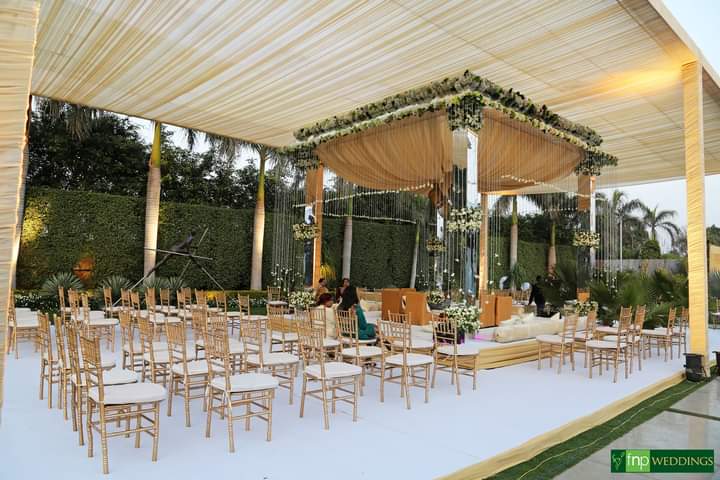 FNP_Weddings's tweet photo. An exquisite, surreal amd minimalistically decorated  mandap.

#fnpweddingsandevents #fnpweddings #decor #weddingdecor #weddongdecorideas #decorideas #mandap #mandaldecor #vedi #lighting #decoration #floraldecor #candles #throwbackthursday #throwback #indianwedding https://t.co/mVKJAkyQ39