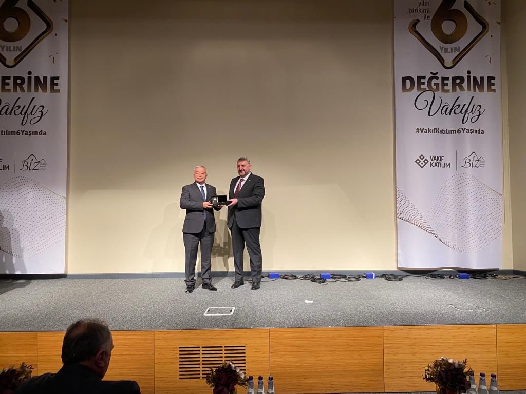 ozturkorn's tweet photo. @vakıfkatılım 6.Cı Kuruluş yılında 5.yılını dolduran çalışanlarına   Plaketlerini vererek;durmak yok büyümeye ve ülke ekonomisine katkı vermeye devam dedi. https://t.co/t0rAzFgDwp