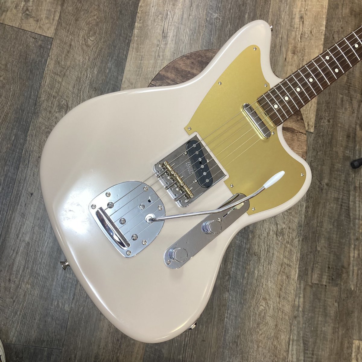 最近依頼の多いテレキャスタイプにフローティングトレモロを取り付ける