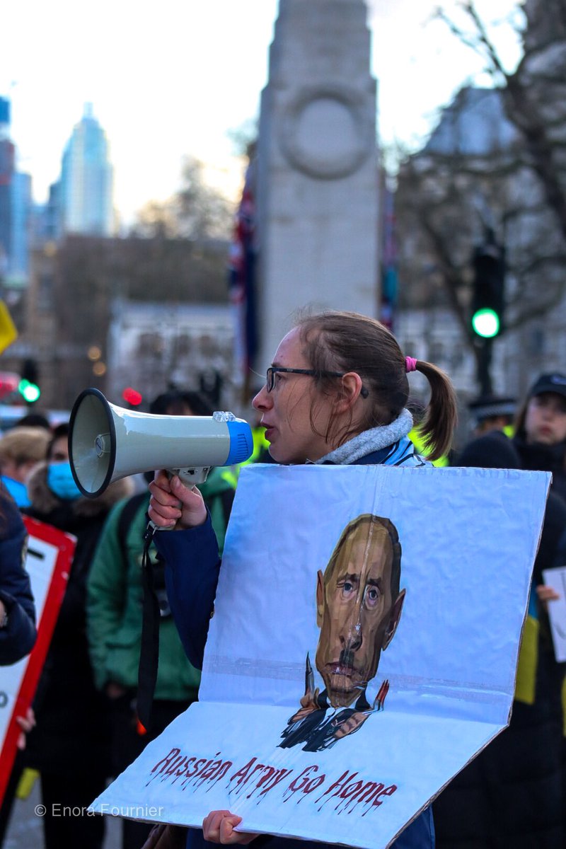 EnoraFournier's tweet photo. Elles ont été nombreuses à prendre la parole pour raconter le vécu de ceux qui se trouvent à des milliers de kilomètres, pour rappeler l’importance de ne pas laisser Poutine envahir l’Ukraine, pour rappeler l’importance de sauver la démocratie et les valeurs européennes. https://t.co/fS4Fd4P5s4