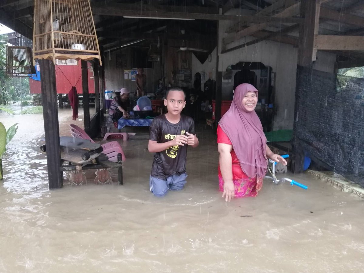 TichilaThaipbs's tweet photo. ฝนตกหนักลงมาอย่างต่อเนื่องตั้งแต่เมื่อคืนจนถึงวันนี้ ทำให้พื้นที ม.7 บ.สือแด ม.5 บ.ลาโละ ต.สากอ อ.สุไหงปาดี จ.นราธิวาส ซึ่งเป็นพื้นที่ต่ำเชิงเขา และติดริมคลองเกิดน้ำป่าไหลเข้าท่วมฉับพลันไหล ขณะที่หลายพื้นที���ของจ.นราธิวาสเริ่มมีน้ำไหลเอ่อเข้าท่วม @ThaiPBS @ThaiPBSNews https://t.co/6HFbLkVucd