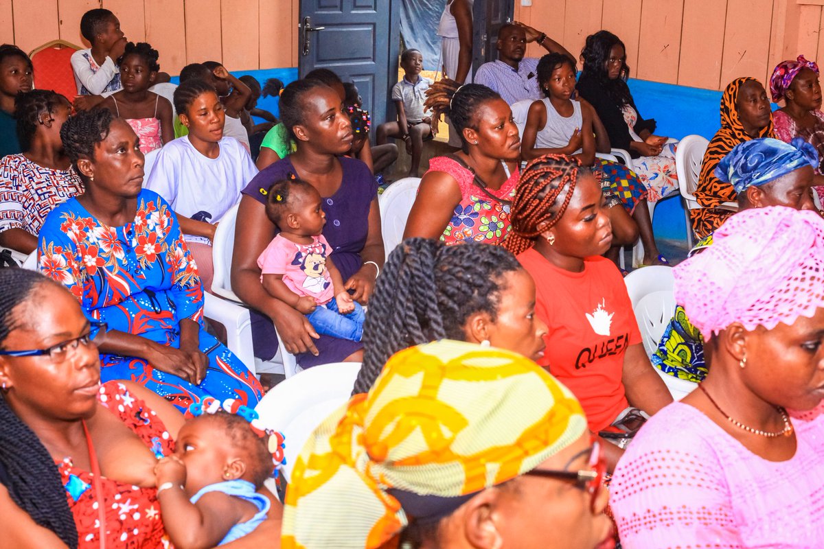 CLESDeBiabou's tweet photo. Le 20 février, les femmes de notre programme #AvecElles ont participé à une masterclass animé par @ritagloire, présidente des @blogueurs225. Des discussions, on retient que chaque femme doit avoir des modèles inspirants, croire en elle et en son potentiel, passer à l'action ! 💪🏽 https://t.co/kWlnljMEtR