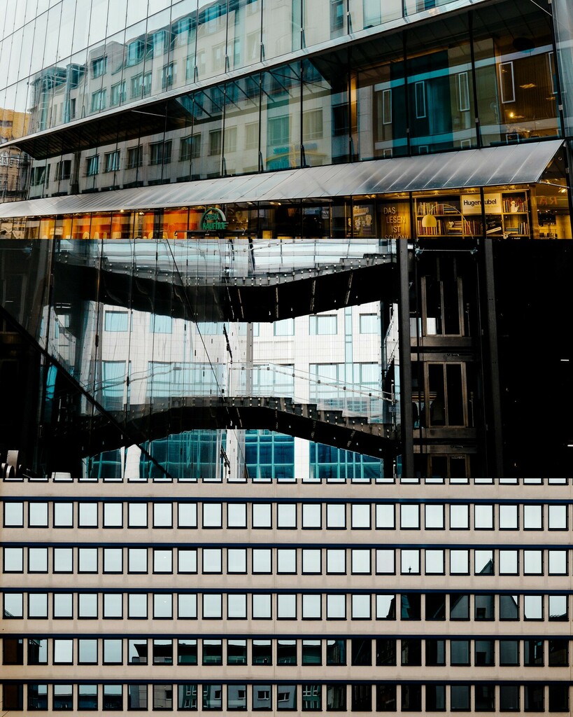 MaikSelbmann's tweet photo. day 2 of C I T Y
.
.
.
#streetphotography #architecture #city #buildings #lines #geometric #canondeutschland https://t.co/OmPgdCpEEO https://t.co/Hdz3k5TEp8