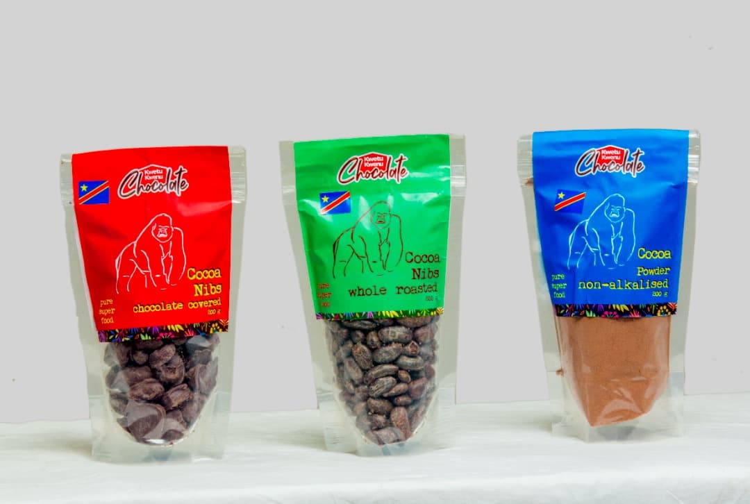 GroupKwenu's tweet photo. Have you tried our derivated Cocoa products 😋? Our team will be glad to receive your feedback ☺️
"Les noisettes de Cacao sont un en-cas saint, délicieusement additictif et bon le métabolisme"
#cocoanibs #cocoapowder
#Produitduterroir #Premiumchocolate🍫 #madein243 https://t.co/kkNoKKnZuM