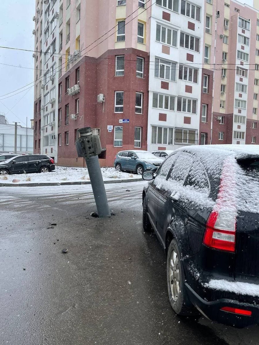 DefenseTrends's tweet photo. A Russian 🇷🇺 rocket is stuck in a street in Kharkov Ukraine 🇺🇦. 
@jpg2t785 @Ch_Ru_GER #Ukraine https://t.co/81DpaClVq0
