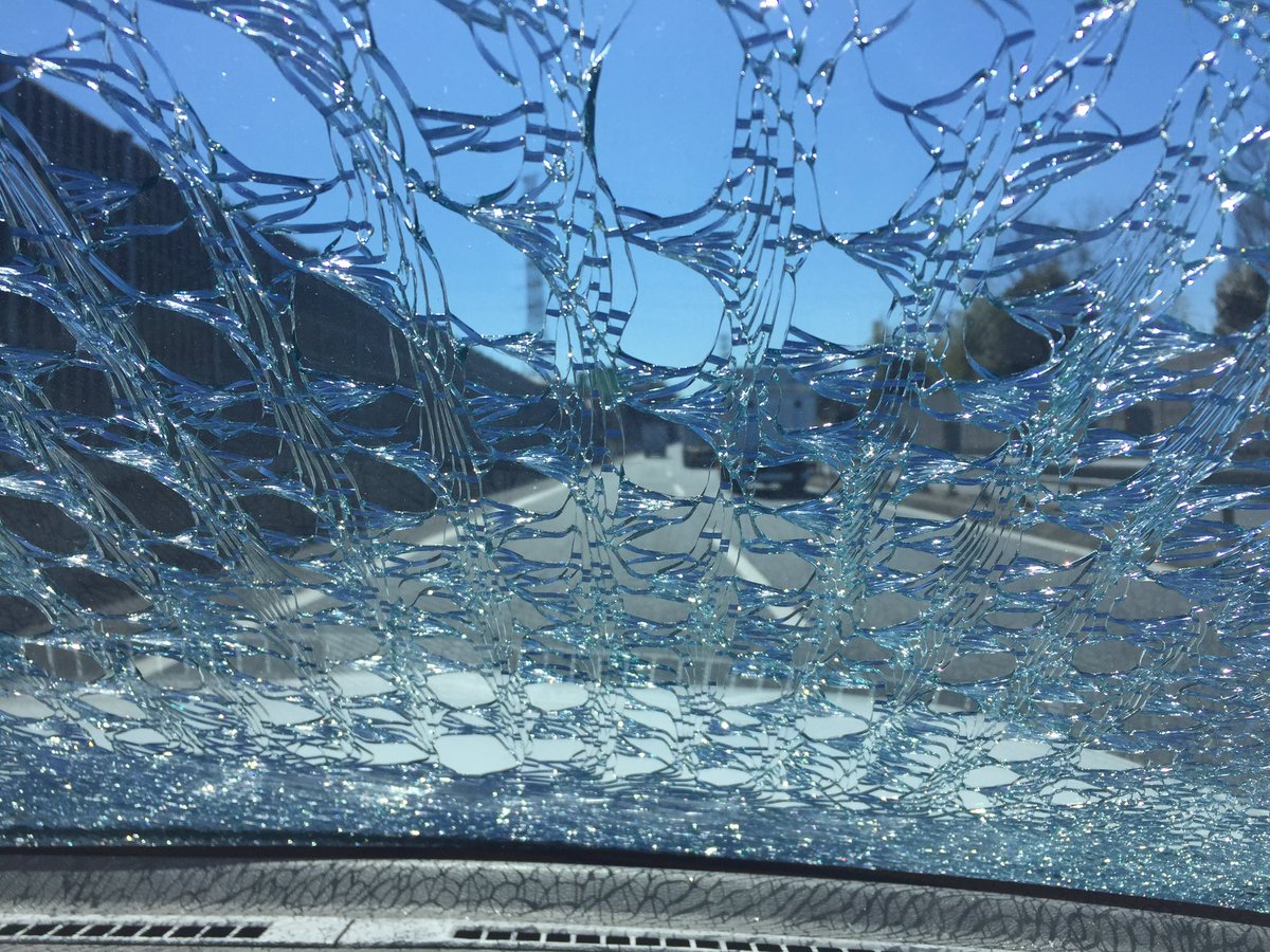 高速道路を走行していたら車のフロントガラスがとんでもないことに こういう割れ方は初めて見た Togetter