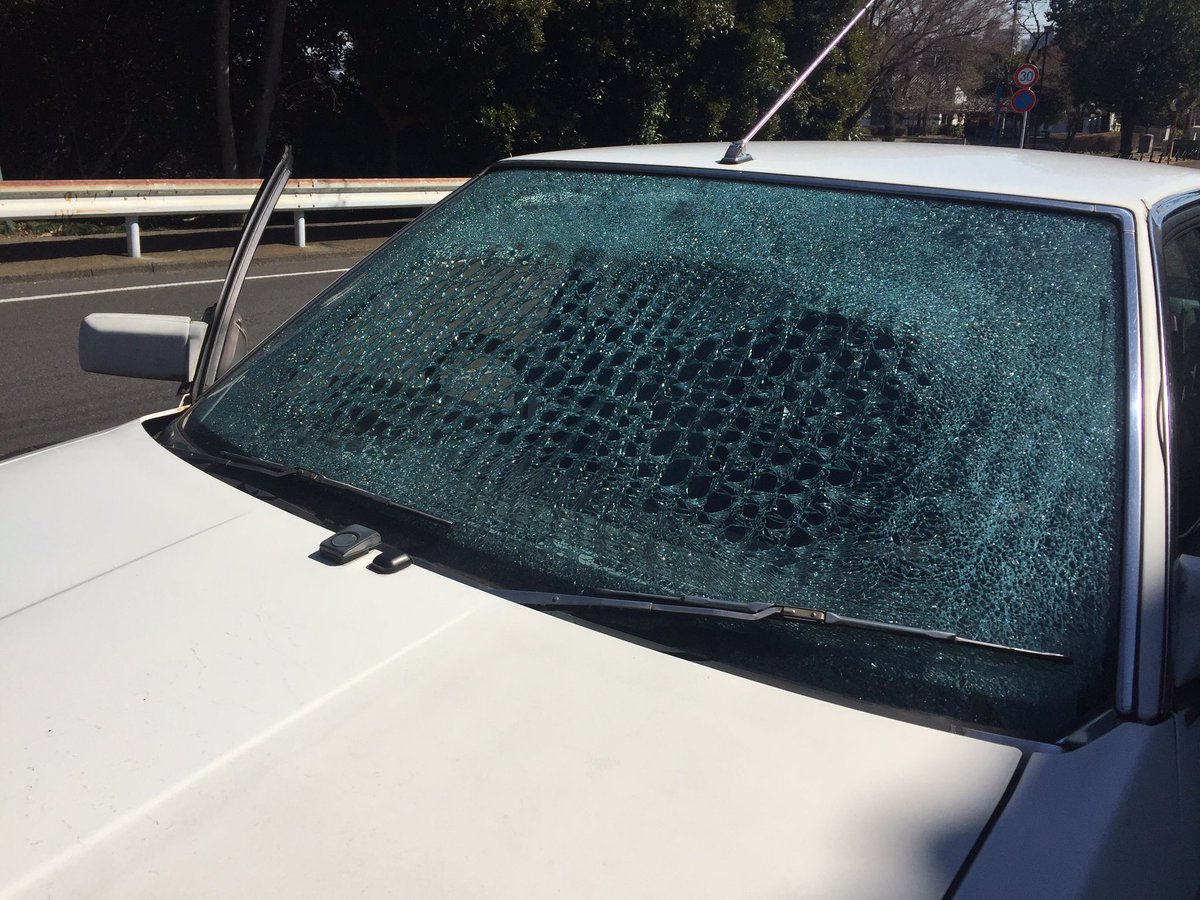高速道路を走行していたら車のフロントガラスがとんでもないことに こういう割れ方は初めて見た Togetter 高速道路を走行していたら車のフロントガラスがとんでもないことに こういう割れ方は初めて見た Togetter