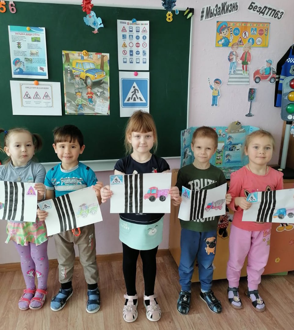 @nf_popova@NU_Koryakina <a href="/K4nxp4feozqmLZh/">Оксана Вотякова</a>
Гр."Белочка" СП"Детский сад" с.Рождествено провела занятие по теме "Страна правил дорожного движения".
По полоскам черно-белым
Пешеход шагает смело
Кто из вас, ребята знает
Знак о чем предупреждает?
Дай машине тихий ход
Пешеходный переход