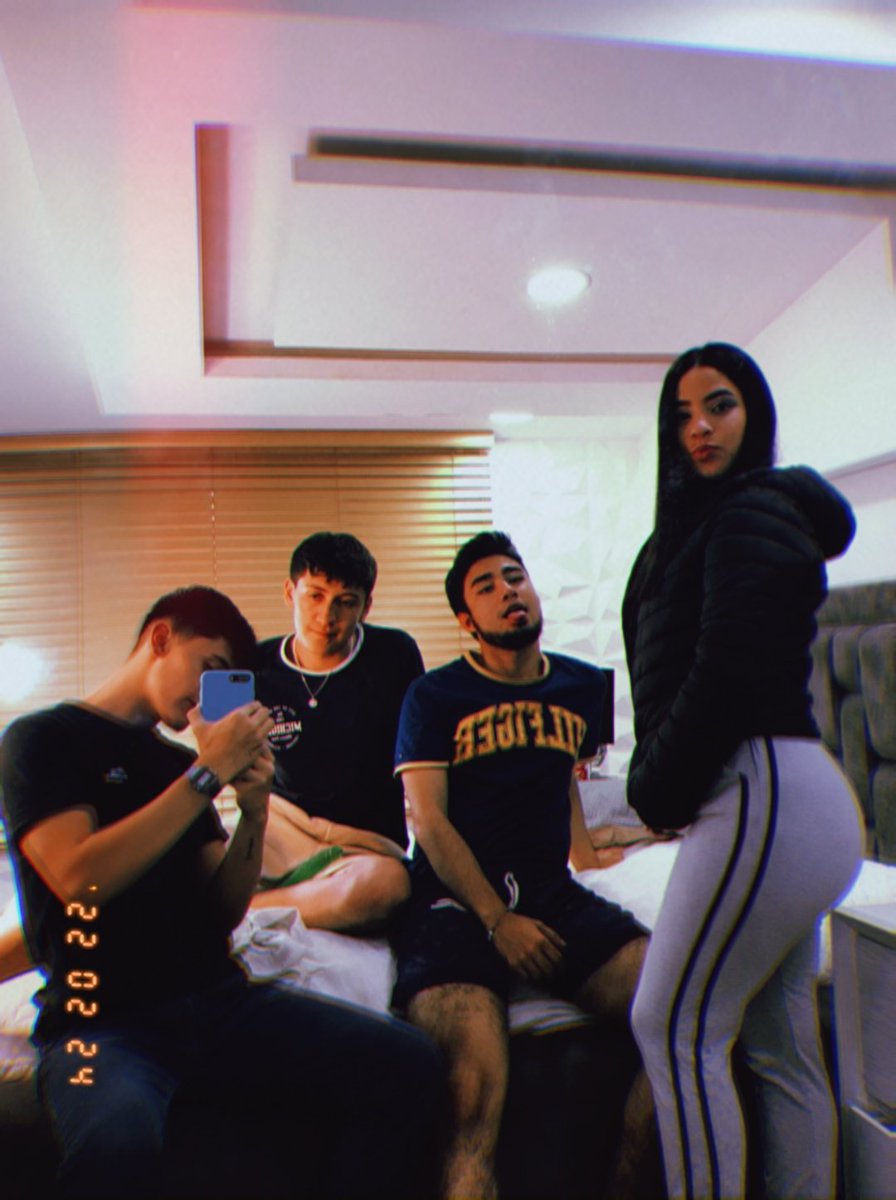 im_sofya21's tweet photo. 3 con una 🤤 https://t.co/AyrT1rAZuo