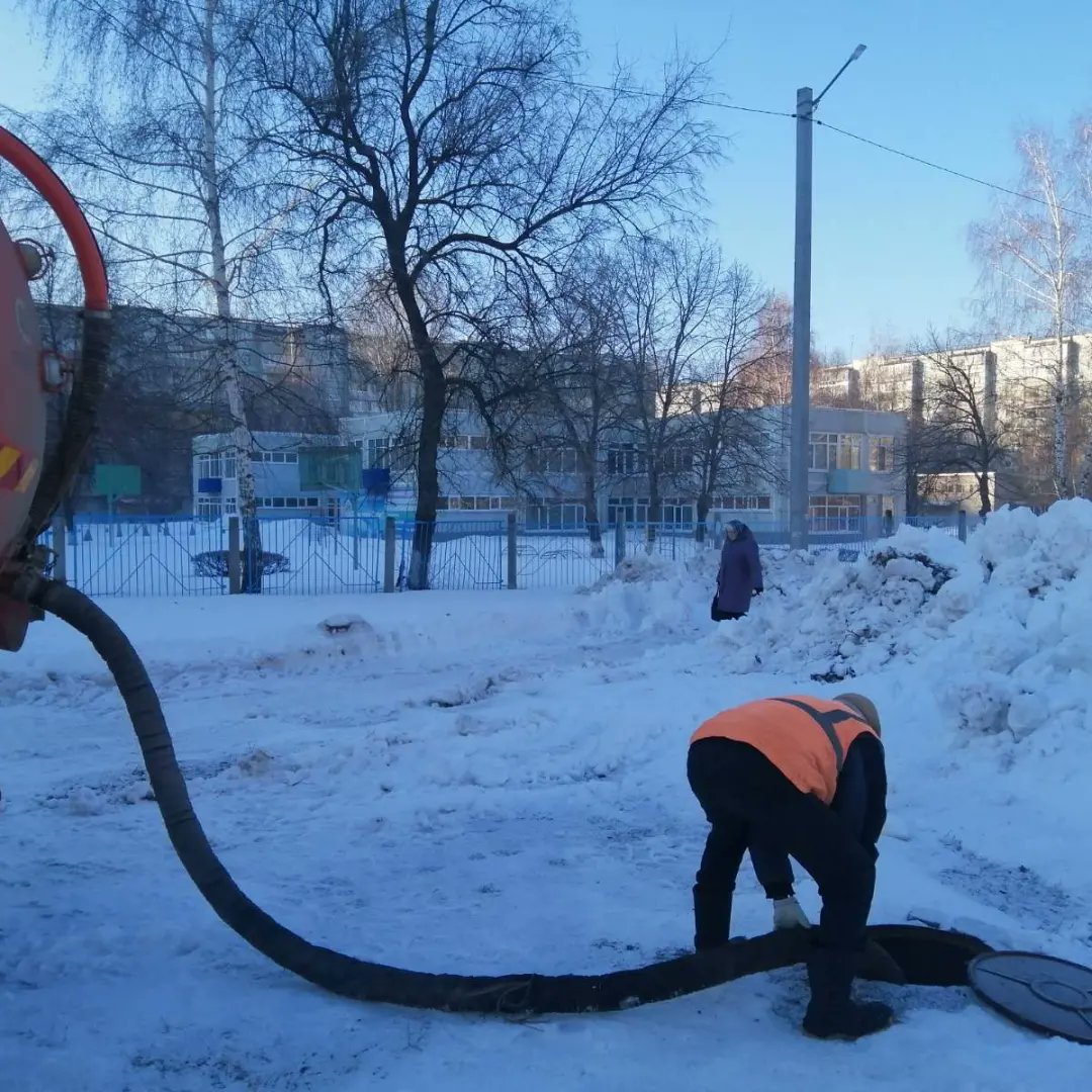 25.02.22г.
Заволжский район - очистка дождеприемных решёток и ливневой канализации от снега и наледи.