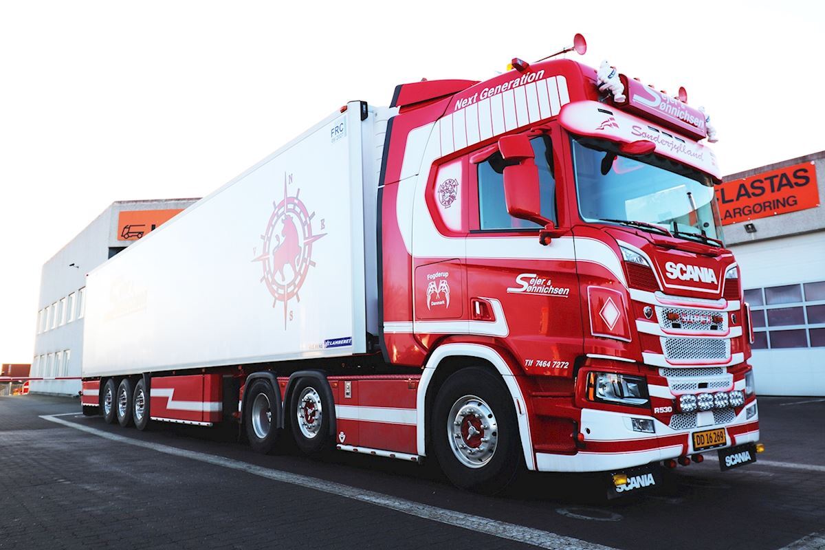 lamberet_sas's tweet photo. #International Focus sur la livraison en Suède 🇸🇪 d'une SR2 HD pour Sejer & Sønnichsen avec notre partenaire danois Lastas Trucks 🇩🇰 !
#Lamberet #Innovation #transports #logisitique #SR2 #Semifrigo #Pro https://t.co/y0lzPcZIhx