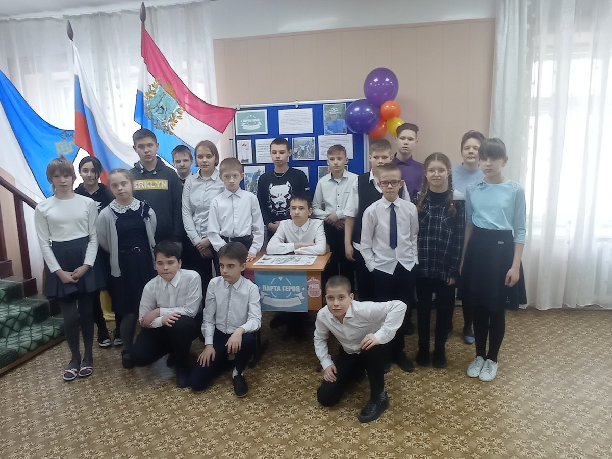 Internat5tlt's tweet photo. Сегодня в жизни ГБОУ школы-интерната №5 г.о.Тольятти знаменательное событие, открытие «Парты героя».Мы решили посвятить «парту героя» выпускнику школы Пестову Кириллу Ивановичу, заслуженному тренеру России. А честь сидеть за "партой героя" досталась ученику школы Якупову Тимуру. https://t.co/X1ME89qZ6e