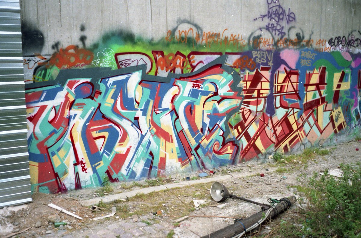 IHHArt's tweet photo. 30 ans après la parution de #ParisTonkar, le premier livre sur le #graffiti français, devenu une référence en France et en Europe, une nouvelle édition de cet ouvrage de @Tarekwriter et une réédition en fac-similé de la version de 1991 sont prévues en 2022 et 2023 #livre #book https://t.co/4hJz1CdtGK
