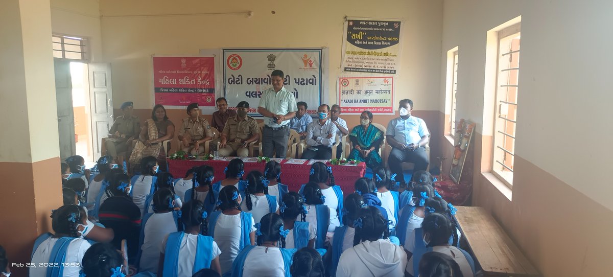 'બેટી બચાવો બેટી પઢાઓ' અંતર્ગત સાર્વજનિક માધ્યમિક શાળા ફણસવાડા-વલસાડ ખાતે રાખવામાં આવેલ જનજાગૃતિ કાર્યક્રમમાં  વિદ્યાર્થીઓને યોજનાકીય,કાયદાકીય,સ્વાસ્થ્યને લગતી માહિતી આપી સેનેટરી નેપકીનનું વિતરણ કરવામાં આવી. <a href="/CMOGuj/">CMO Gujarat</a> <a href="/pkumarias/">Pankaj Kumar</a> <a href="/WCDGujarat/">Women & Child Development, Govt of Gujarat</a> <a href="/MoHFW_GUJARAT/">Ministry of Health</a> <a href="/InfoValsadGoG/">Info Valsad GoG</a>
